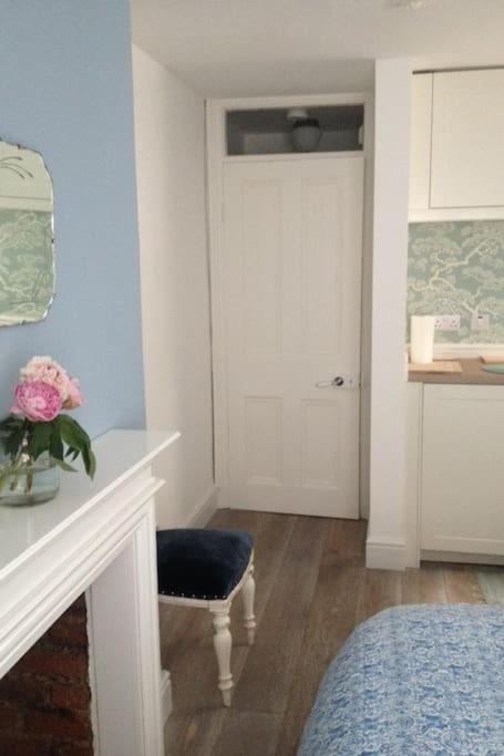 Charming English Style Studio Flat ลอนดอน ภายนอก รูปภาพ